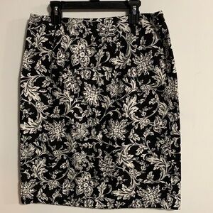 Talbots pencil skirt Size 8 black & white, zipper